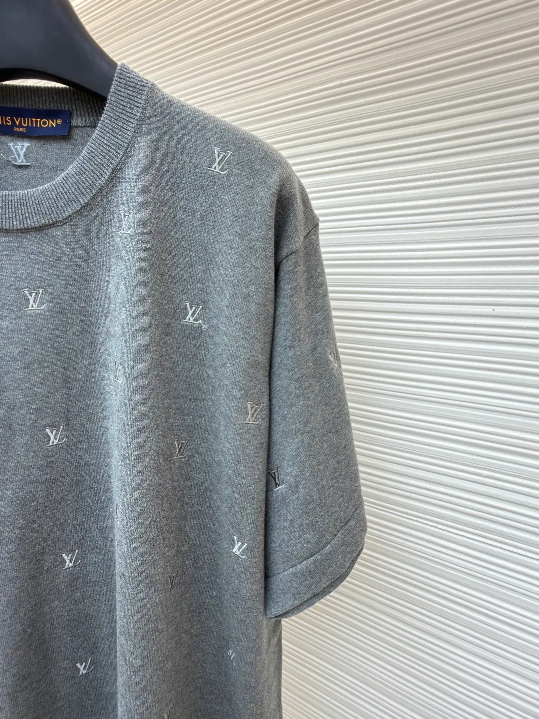 LOUIS VUITTON woolen short sleeves with small gray characters embroidery ●Original version: purchased and developed by 11365 ●Item number: 1682208-B00 ●Fabric: pure cotton yarn wool fabric ●Technology: embroidery production ●Color: gray ●Version: fitted version ●Weight: about 380 grams ●Size: XS-S-M-L ●Description: The whole piece is made with full embroidery technology. The stitching technique is mainly used to fill in the slender and curved lines of the embroidery shape, which can show the details and layering of the pattern. The slender and curved lines have a strong sense of line and three-dimensionality when stitched, and the stitching technique is vivid, lively and has good coverage. Use embroidery thread to embroider the pattern stitch by stitch. The pattern will be tight and have a shrinking effect. The splicing of the armholes, neckline and body adopts fine stitch processing instead of direct sewing. This processing method makes the product more detailed; it also improves the texture of the product and the yarn itself has ductility. The upper body has a drapey feel without being tight and wraps around the body. The washing process of the yarn softens the touch of the fabric while still retaining the original sense of wideness. The overall wiring is straight and delicate, the fabric is comfortable and soft, and the color is consistent without color difference. It can be matched with the same style to create a fashionable look and control various occasions. Customized accessories, complete with three standards, same style for men and women!